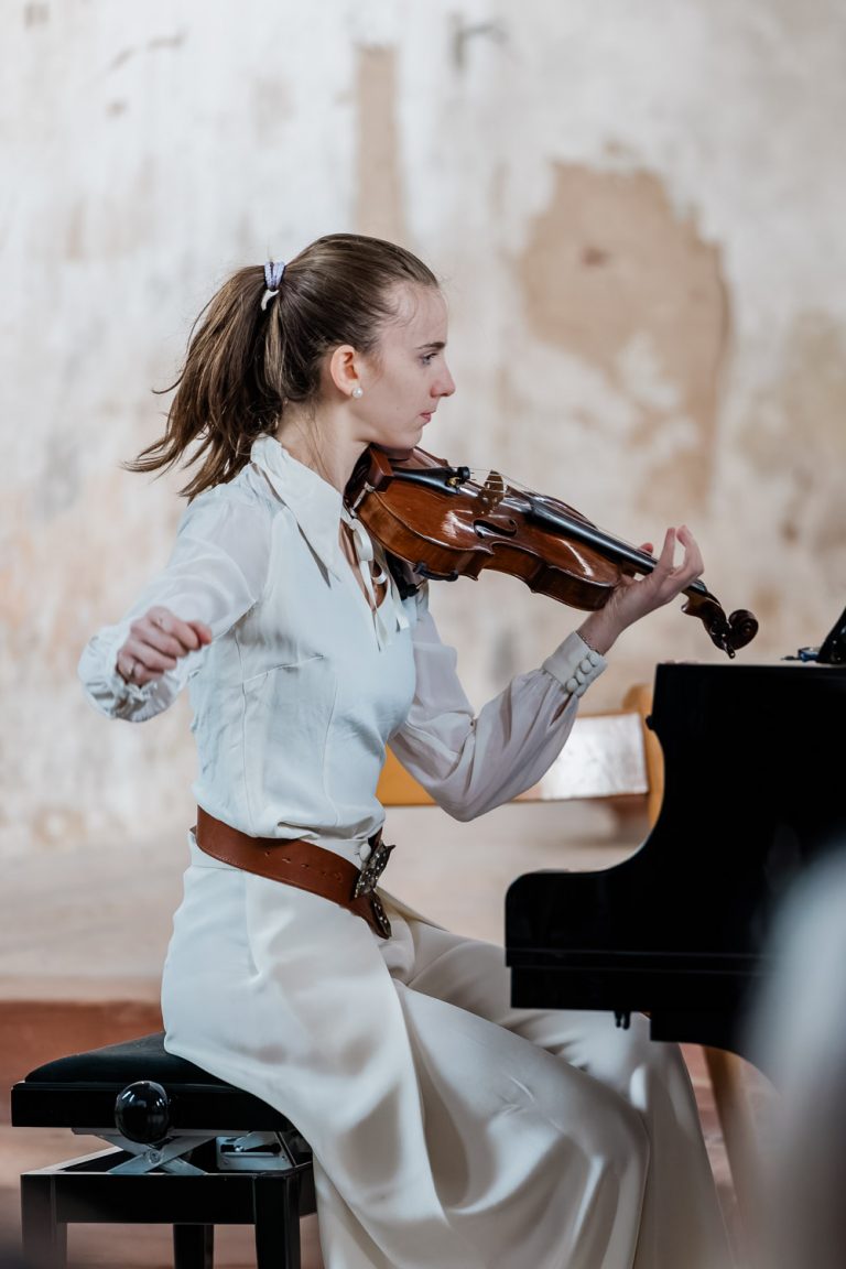 Junge Frau spielt Geige bei Konzert in Aschaffenburg – Reportagefotografie