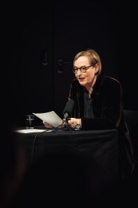 Lesung in Aschaffenburg – Frau mit Mikrofon bei kultureller Event-Reportage