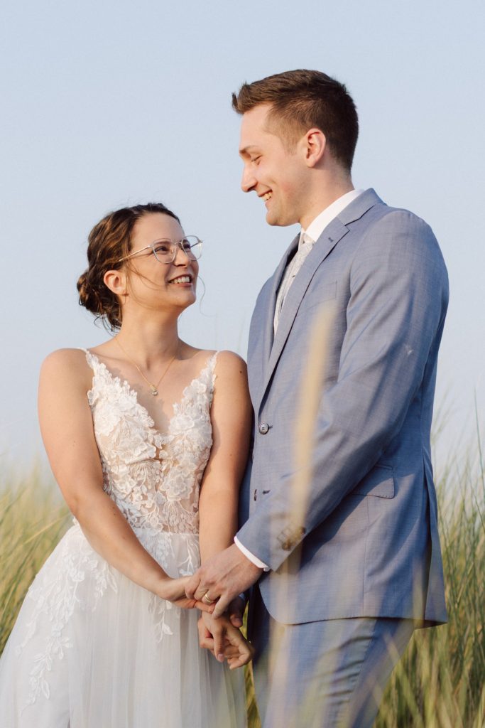 Brautpaar hält Hände bei Sonnenuntergang – Hochzeitsfotograf Aschaffenburg