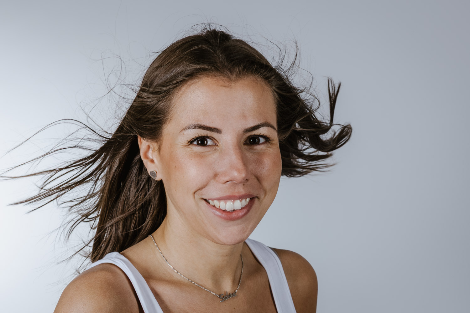 Lachende Frau beim Fotoshooting im Fotostudio Aschaffenburg