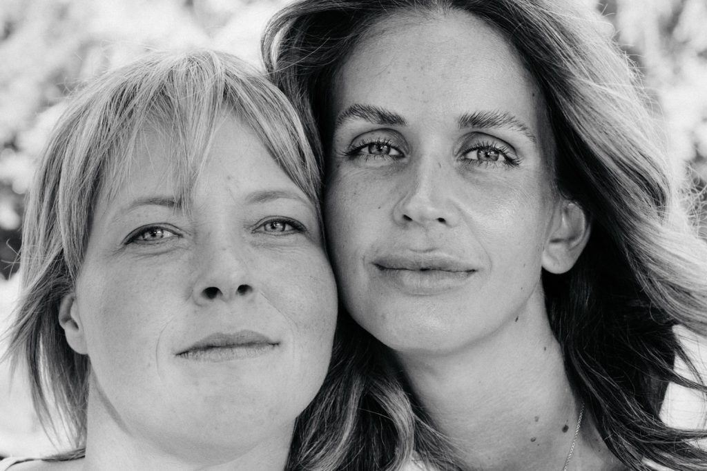 Schwarzweiß Portrait eines Paares beim Fotoshooting in Aschaffenburg