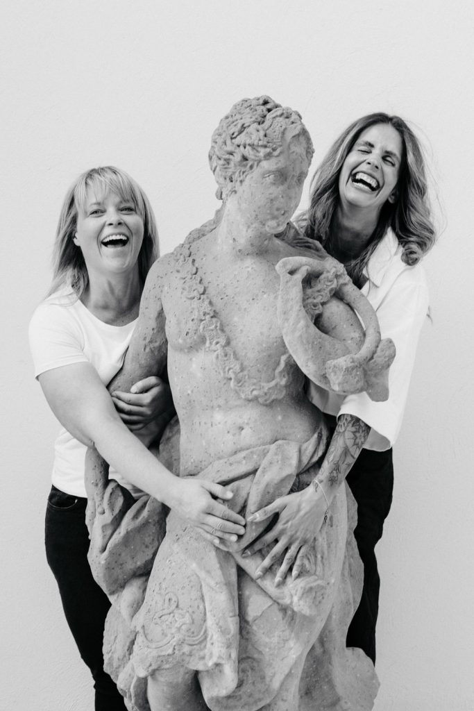 Lachendes Paar beim kreativen Fotoshooting mit Statue in Aschaffenburg