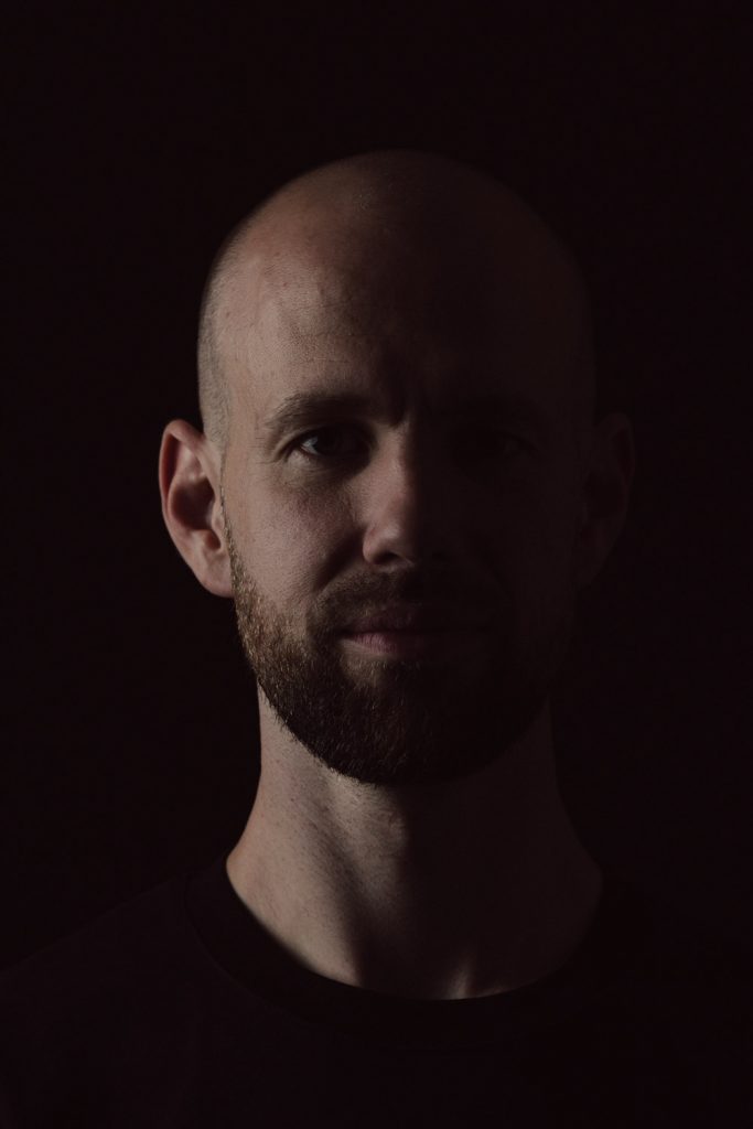 Männerportrait im Low-Key-Stil im Fotostudio Hösbach
