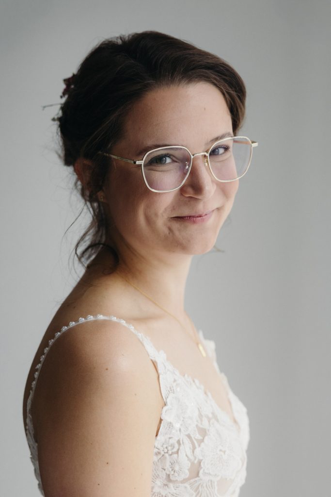 Lächelnde Braut mit Brille im Portrait vom Hochzeitsfotograf Aschaffenburg