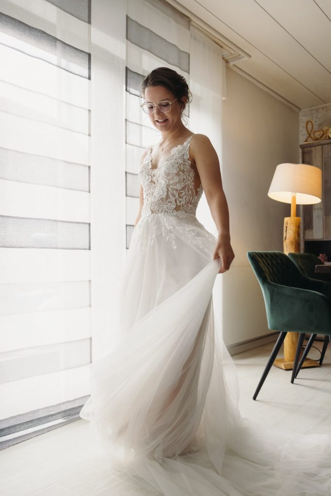 Braut im Spitzenkleid vor der Trauung festgehalten vom Hochzeitsfotograf Aschaffenburg