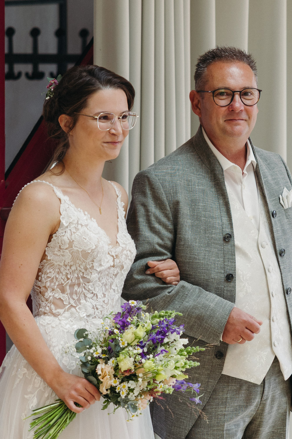 Braut mit Brautvater beim Einzug zur Hochzeit in Aschaffenburg