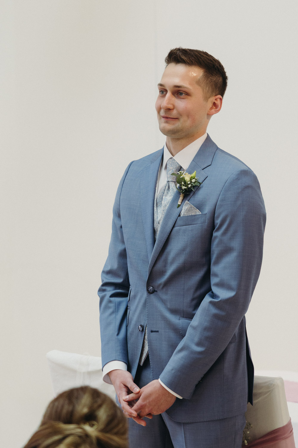 Bräutigam wartet gespannt bei der Hochzeit in Aschaffenburg