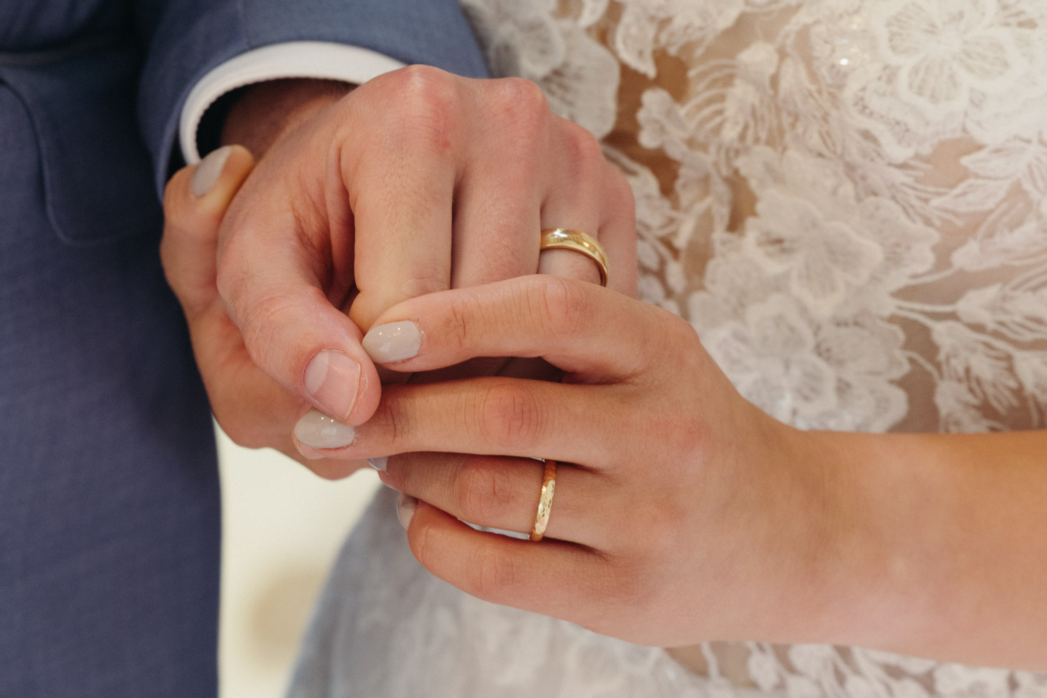 Nahaufnahme der Eheringe bei Hochzeit in Aschaffenburg