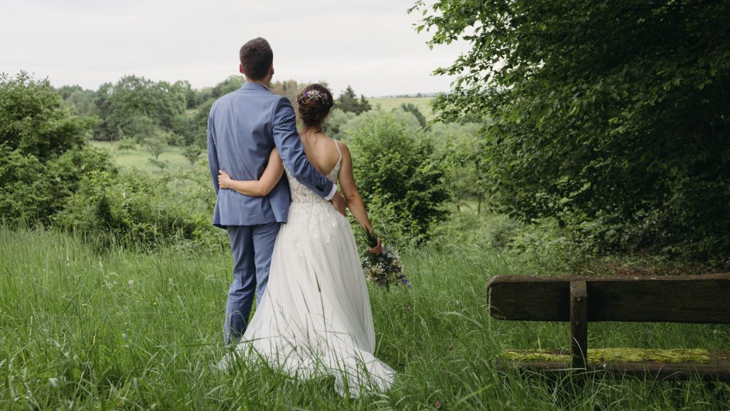 Brautpaar im Grünen fotografiert vom Hochzeitsfotograf Aschaffenburg