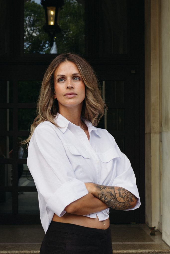 Moderne Portraitaufnahme einer Frau beim Fotoshooting in Aschaffenburg