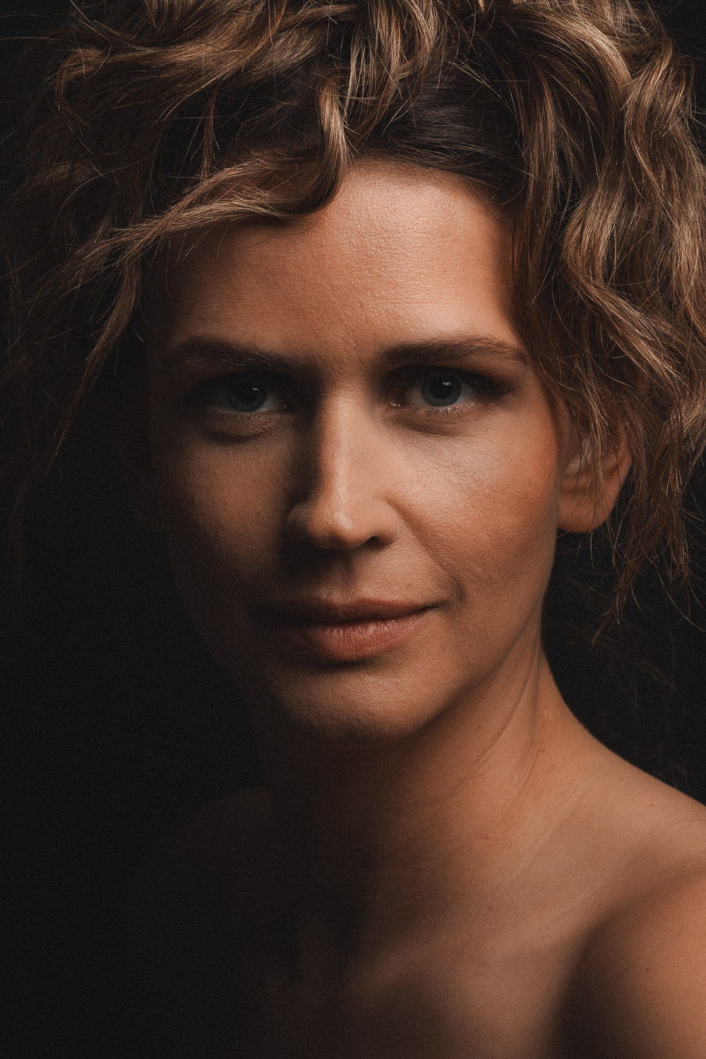 Künstlerisches Low-Key Portrait einer Frau vom Fotograf Aschaffenburg