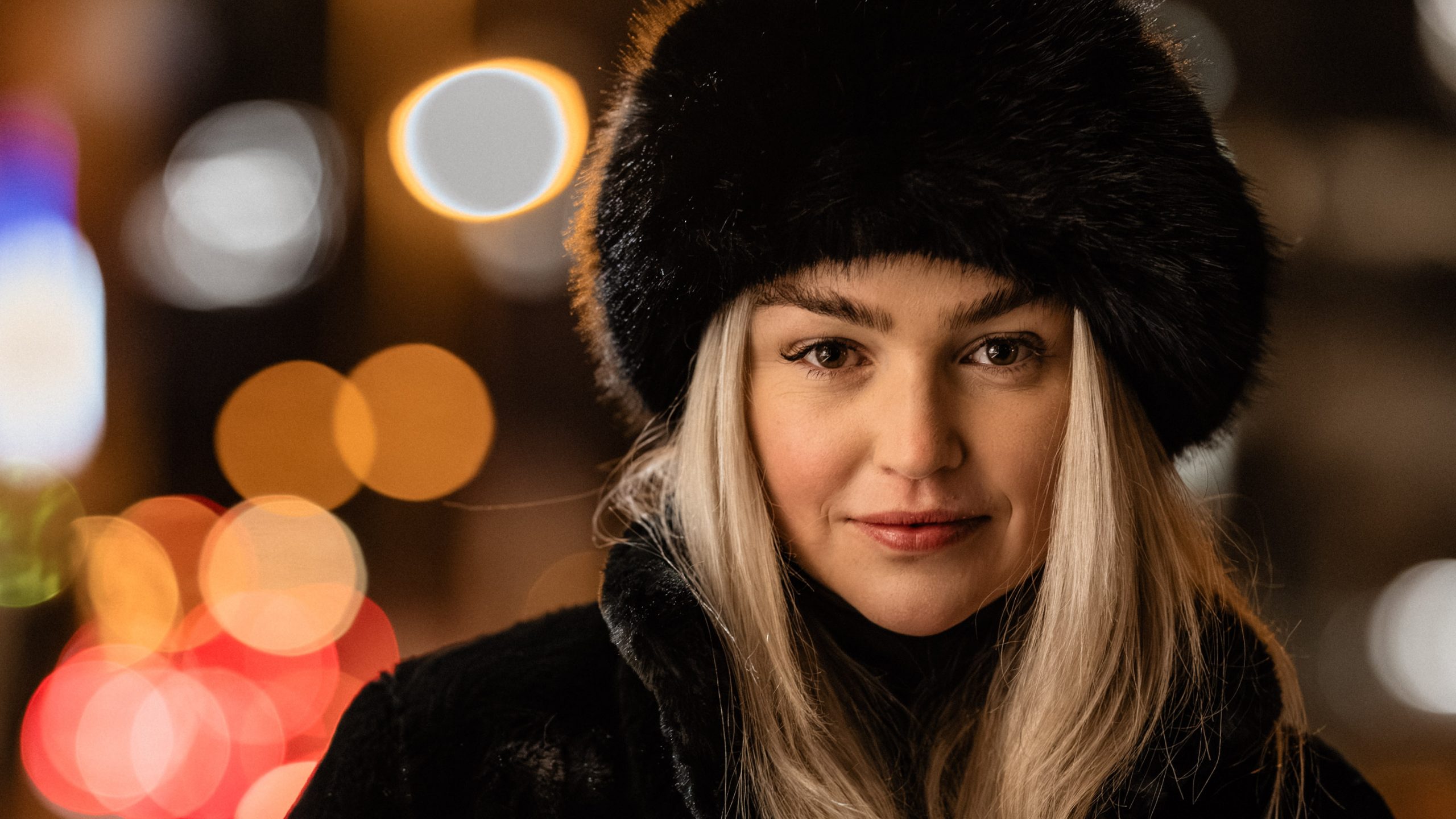 Porträt einer Frau mit Pelzmütze bei Nachtlichtern – Fotograf Aschaffenburg