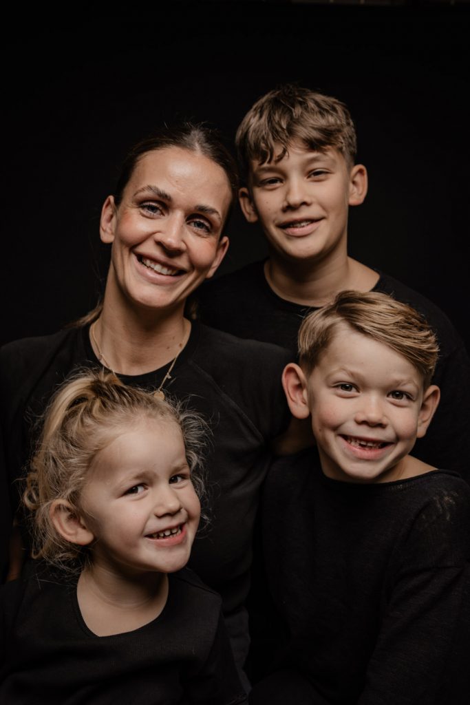 Studio-Familienfoto mit Mutter und drei Kindern – Portraitfotograf Aschaffenburg