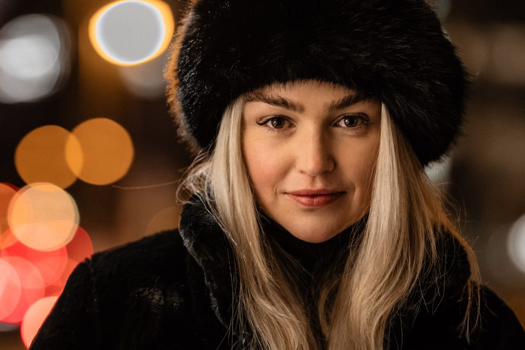 Winterliches Frauenporträt bei Nacht mit Bokeh-Lichtern – Portraitfotograf Rhein-Main Raum