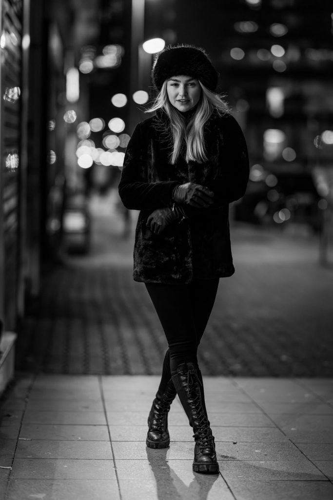 Portraitfotograf Aschaffenburg: Schwarzweiß-Portrait einer Frau bei Nacht in der Stadt