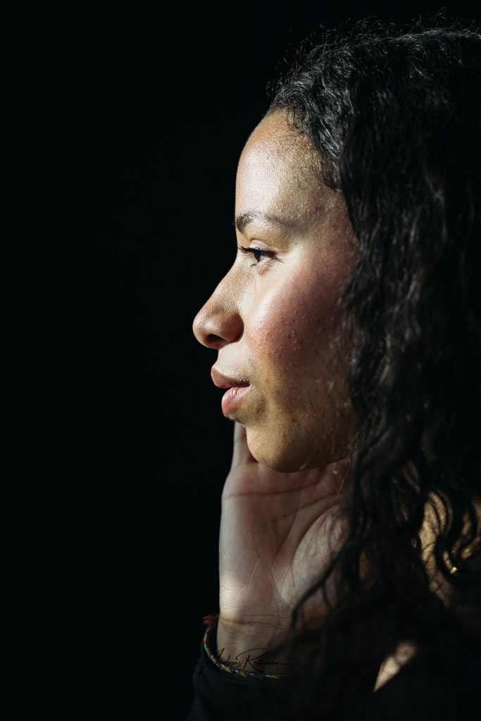 Seitliches Porträt einer Frau im Licht – Portraitfotograf Aschaffenburg im Fotostudio