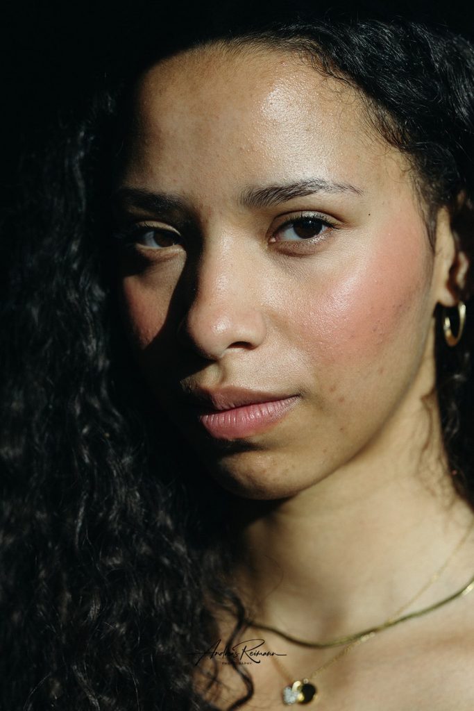 Intensives Frauenporträt im Studio mit dunklem Hintergrund – Portraitfotograf Aschaffenburg