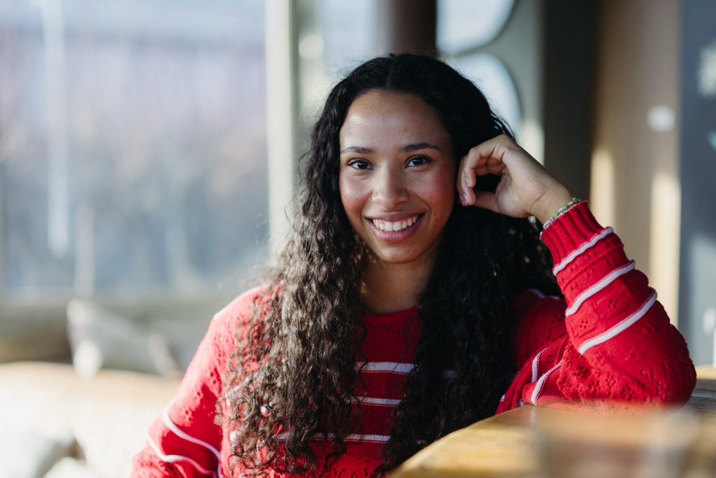 Natürliche Portraitaufnahme einer lächelnden Frau im Fensterlicht – Fotograf Aschaffenburg