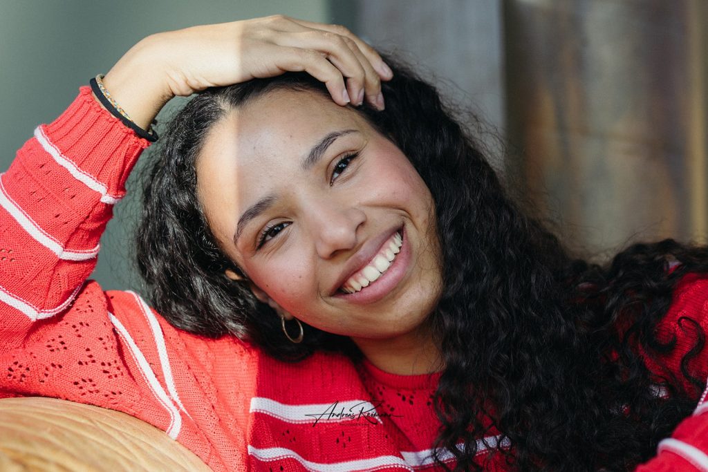 Natürliches Frauenporträt mit Lächeln im Fensterlicht – Fotograf Aschaffenburg