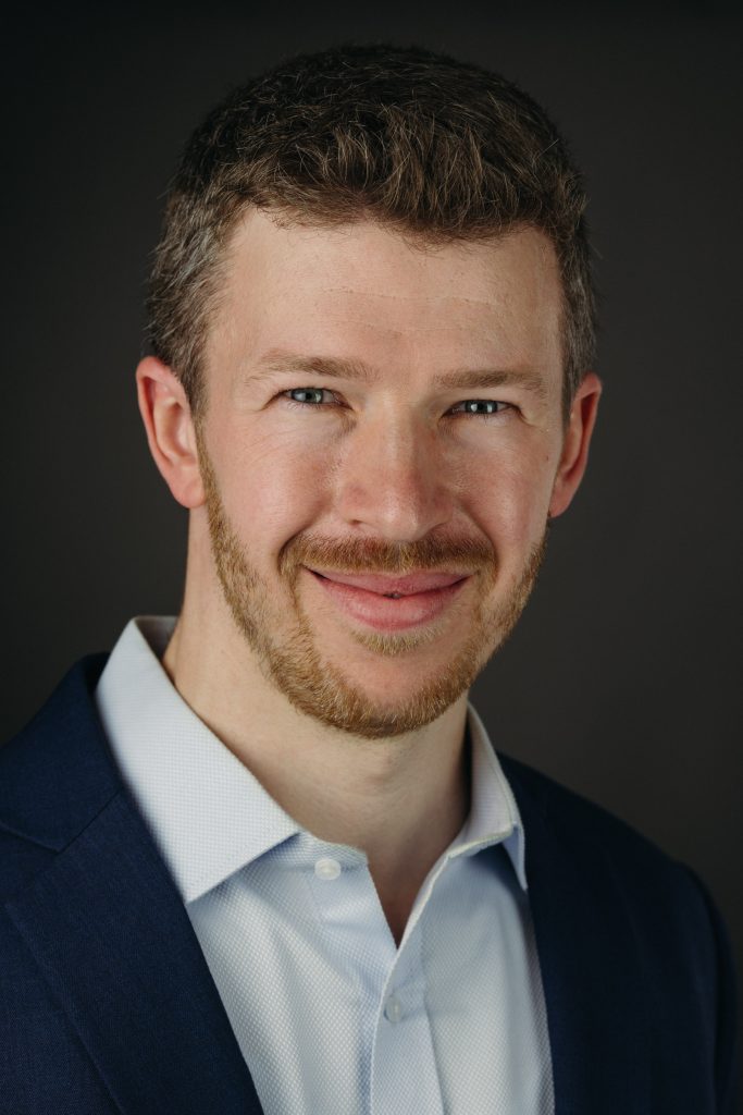 Business-Porträt eines Mannes im Anzug – Business Fotograf Aschaffenburg im Fotostudio