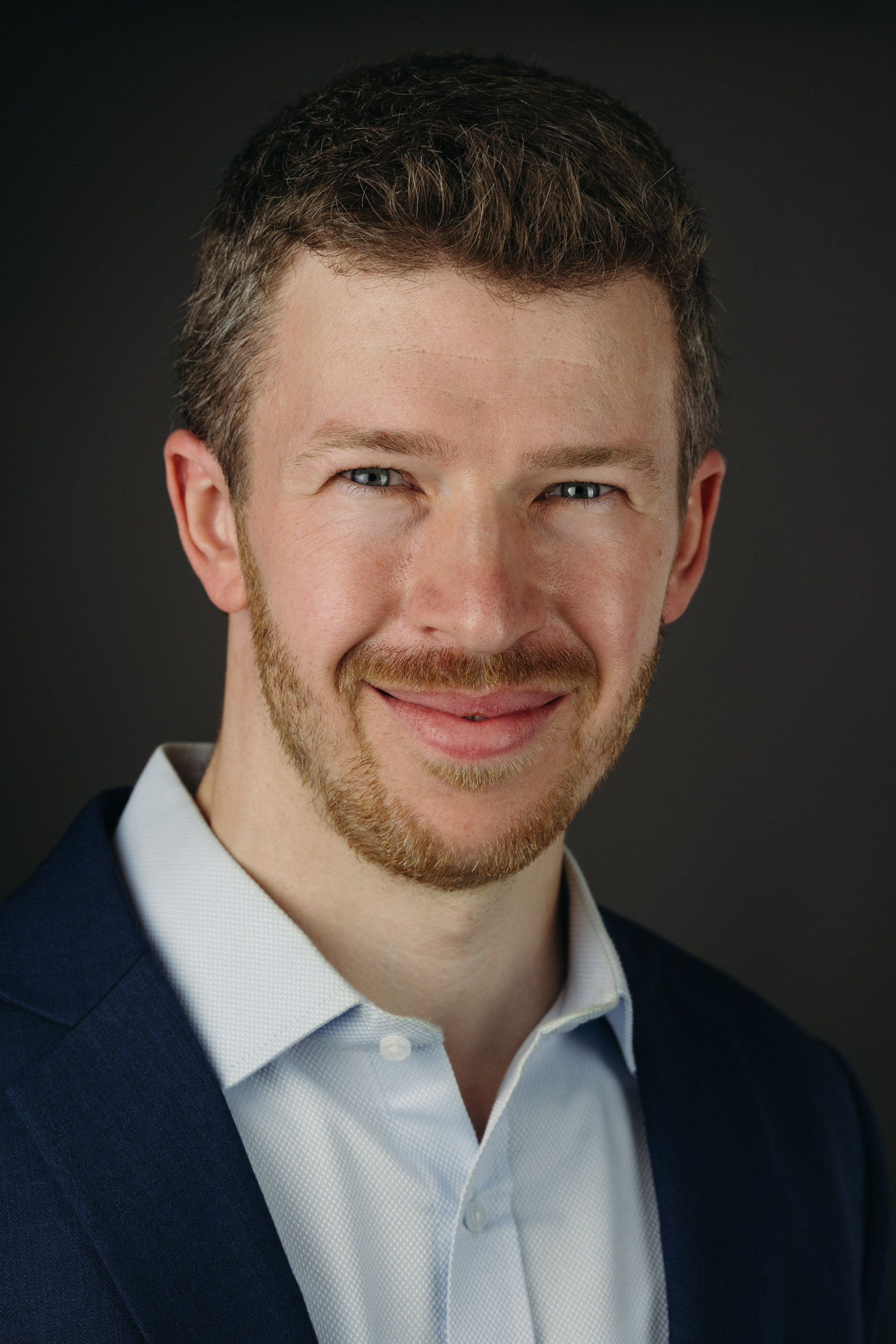 Business-Porträt eines Mannes im Anzug – Business Fotograf Aschaffenburg im Fotostudio