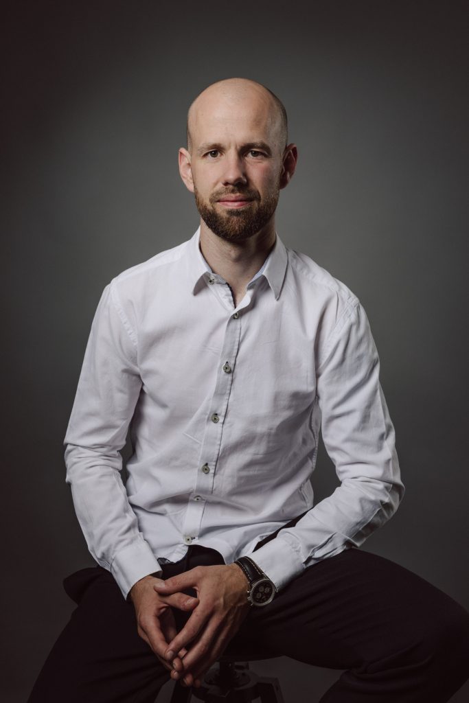 Businessporträt eines Mannes im weißen Hemd im Fotostudio – Business Fotograf Aschaffenburg