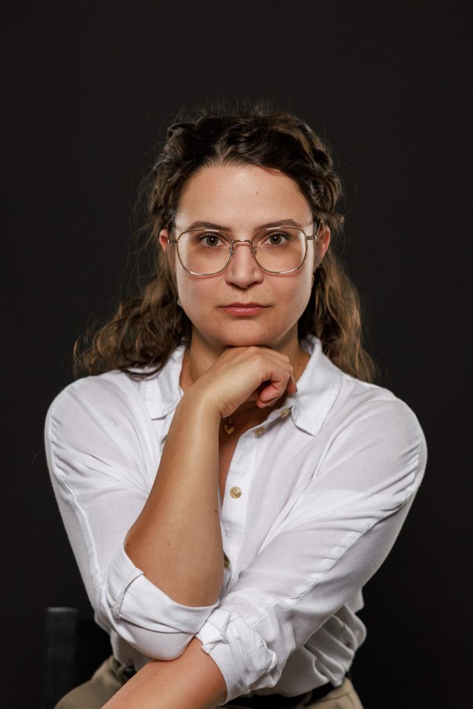 Portrait einer Frau mit Brille vor dunklem Hintergrund – aufgenommen von Fotograf Aschaffenburg