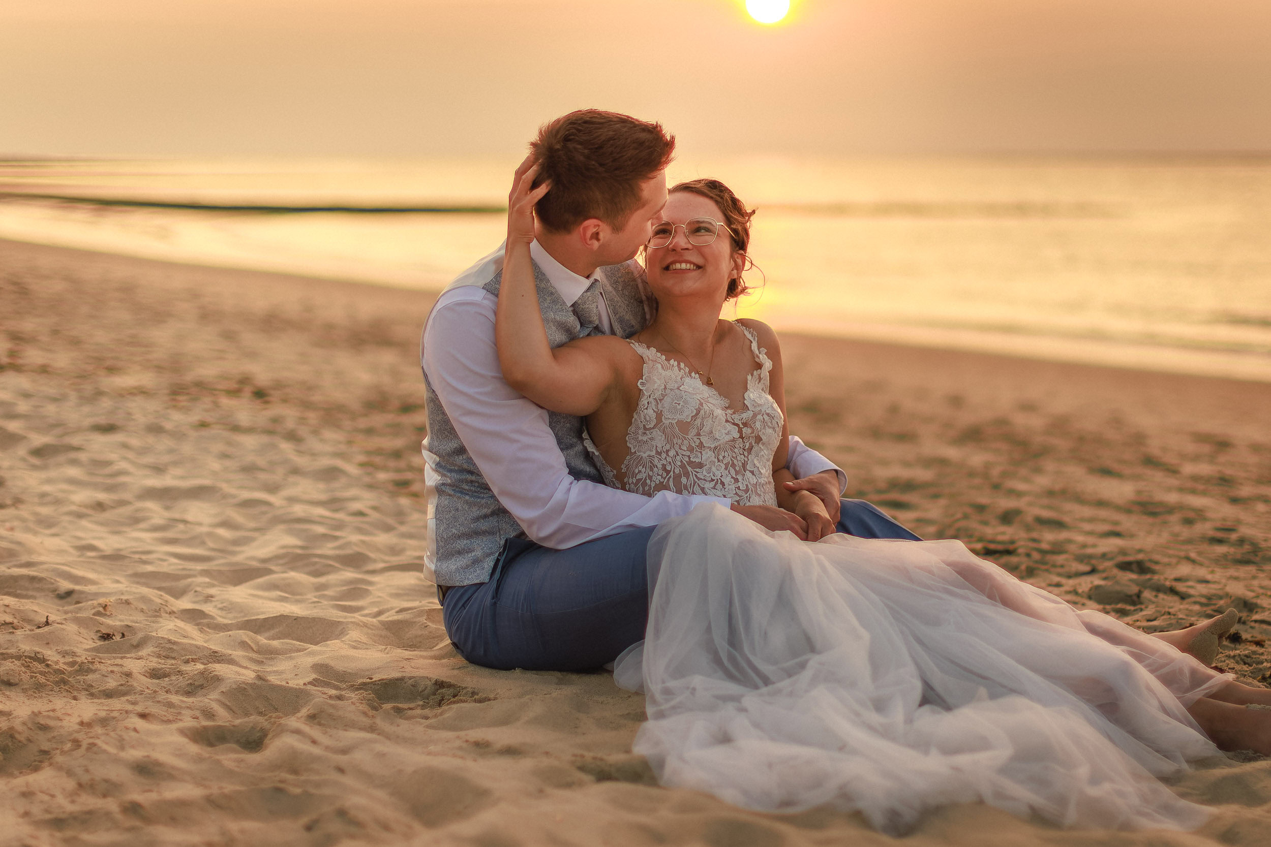 Romantisches Brautpaar am Strand bei Sonnenuntergang – Hochzeitsfotograf Aschaffenburg