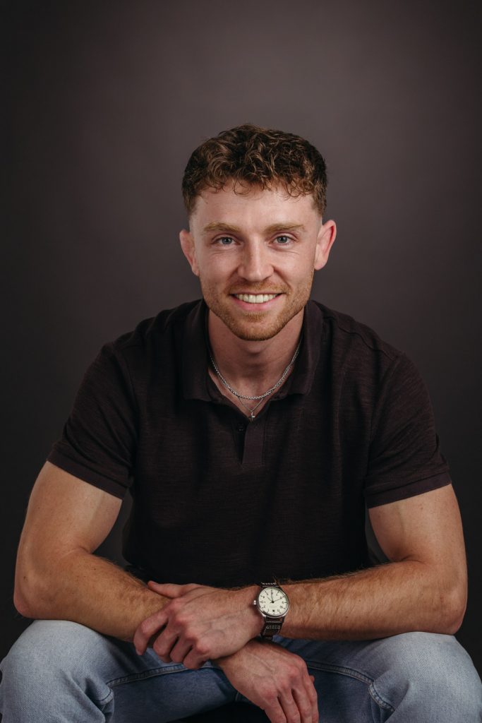 Junger Mann beim professionellen Fotoshooting, Business-Portrait Studio, Fotograf Aschaffenburg