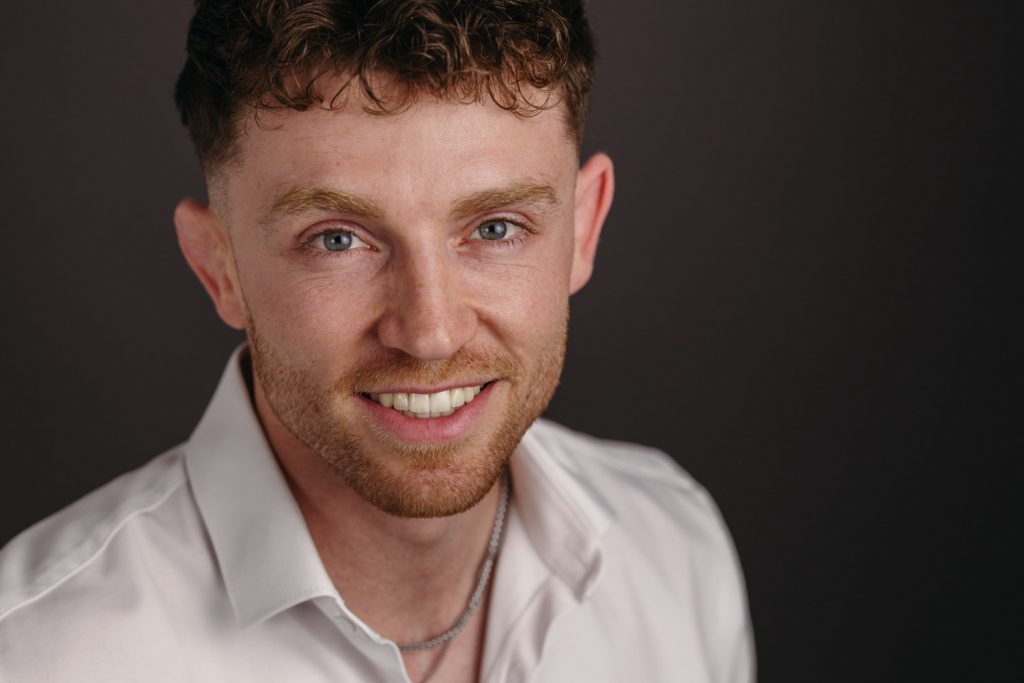 Nahaufnahme Headshot Mann mit weißem Hemd, direkter Blick, Fotograf Aschaffenburg