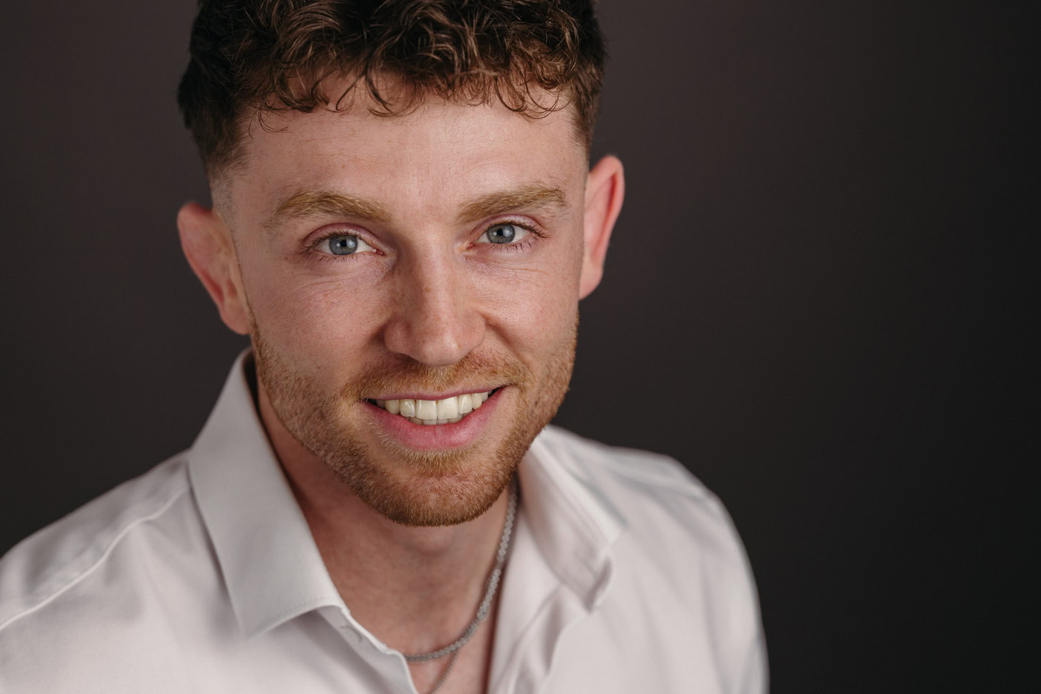 Nahaufnahme Headshot Mann mit weißem Hemd, direkter Blick, Fotograf Aschaffenburg
