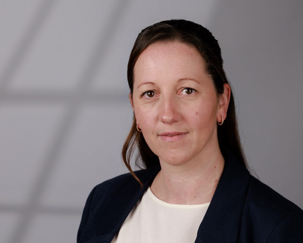 Professionelles Business-Porträt einer Frau im dunklen Blazer